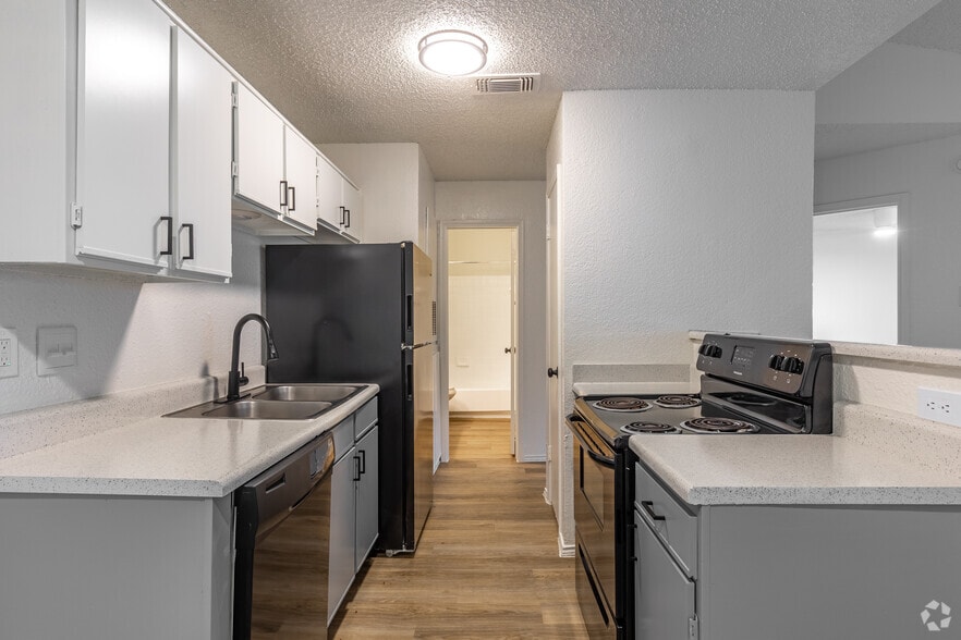 1BR, 1BA - 627SF - Kitchen - Eagle Creek Landing Apartments
