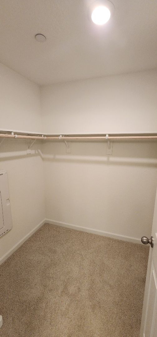 Building Photo - Newer Centrally Located Beauty!