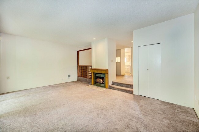 Building Photo - Lake Ballinger Townhouse 3 Bedroom
