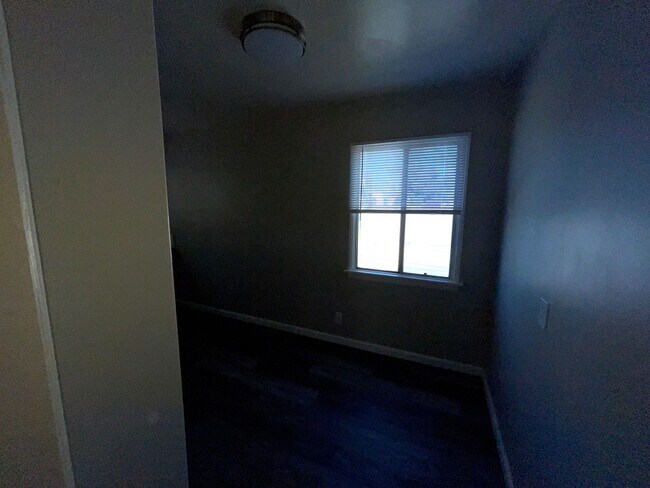 Building Photo - Nice 1B/1B in South Wrigley available now!