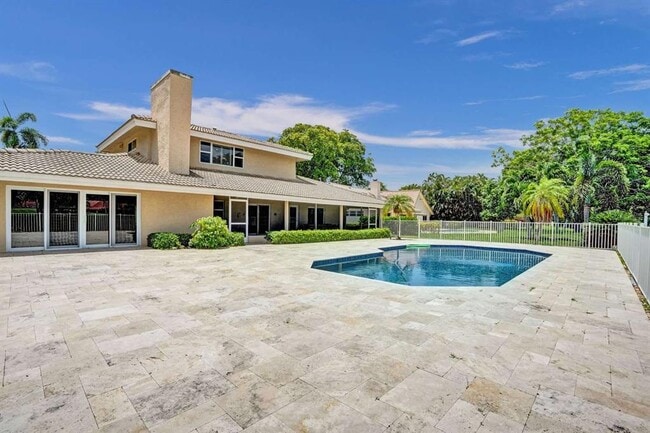 Building Photo - 2527 Lakes Dr