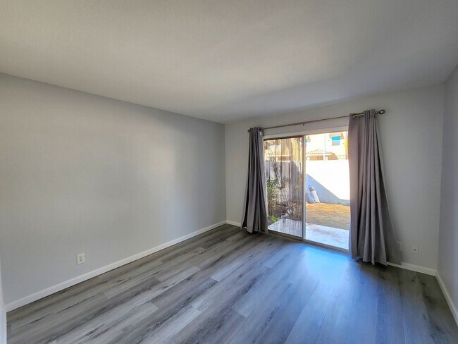 Building Photo - Gorgeous 2 bedroom 2 bath in TAPATIO COVE