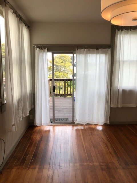Living room facing back deck - 1542 Hayes St