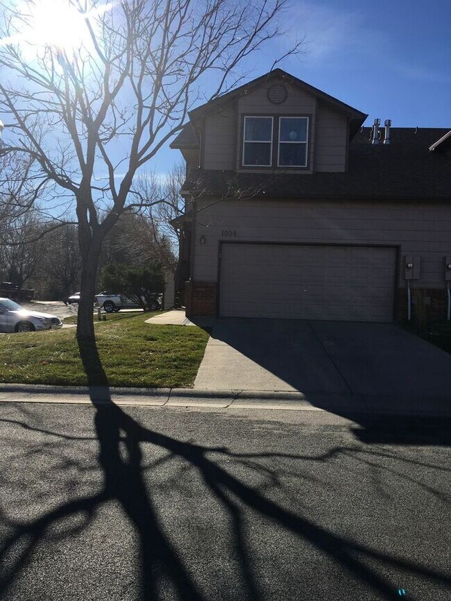 Building Photo - Beautiful 3 bedroom, 2.5 bath Townhome wit...