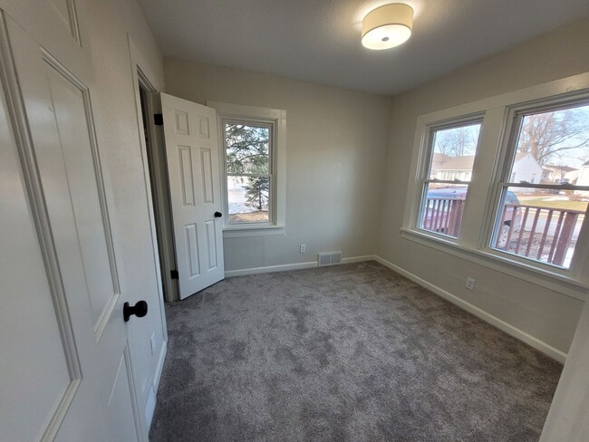 Building Photo - 2 Bedroom Rental Home with mudroom and spa...