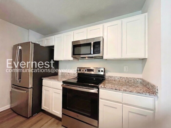 Building Photo - 25 Raeland Ln