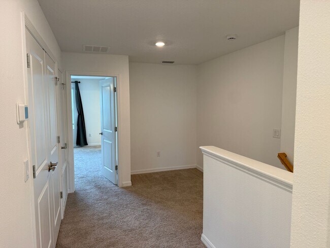 Building Photo - 3 Bedroom 2.5 Bath Townhouse W/1 Car garag...