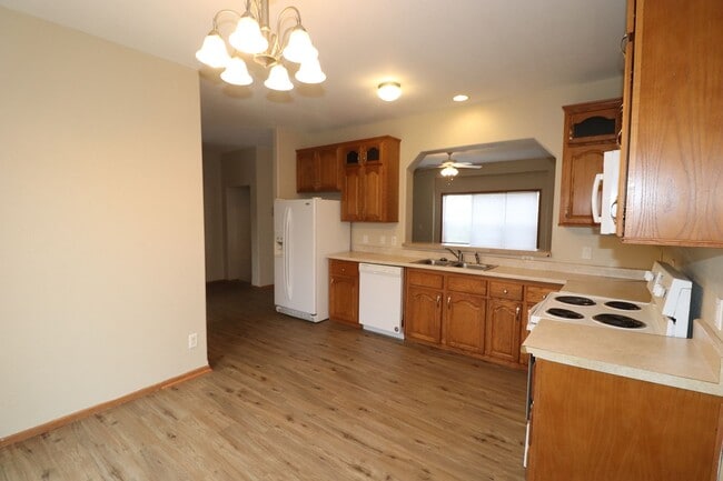 Building Photo - Spacious Town House for Rent