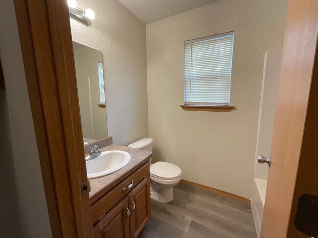 Building Photo - Nice 2BR/1BA in Joplin near MSSU campus! (upstairs unit with Balcony! ) HUD APPROVED!!