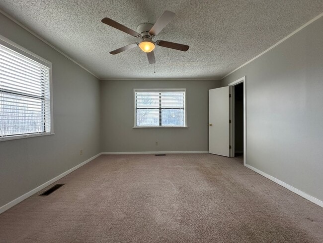 Building Photo - Beautiful 3 Bed / 2 Bath Two-Story Home