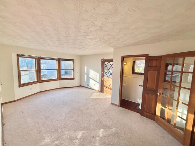 Building Photo - Spacious 3bd House | Driveway | Sunroom