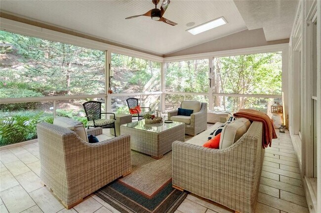 Building Photo - 3850 Glenhurst Dr