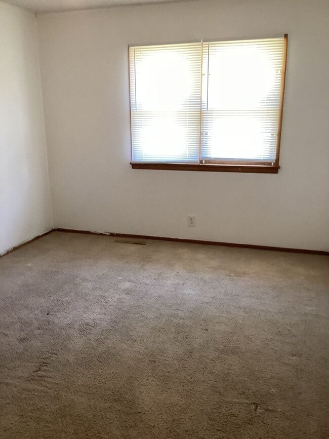 Building Photo - COMING SOON: CUTE 3 BEDROOM / 1 BATHROOM HOUSE IN LAMAR MO!! WITH CAR GARAGE!