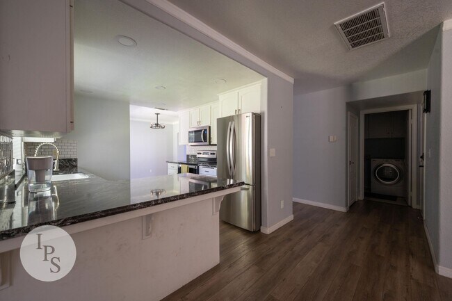 Building Photo - Northwest Fresno Home, CUSD - 4BR/2.5BA, Gated Community - Lots of Amenities