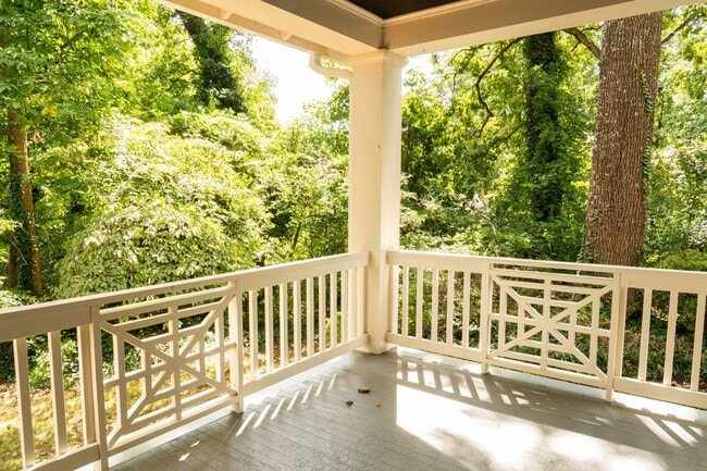 Building Photo - Large 4 Bedroom Home On Oakhurst Circle