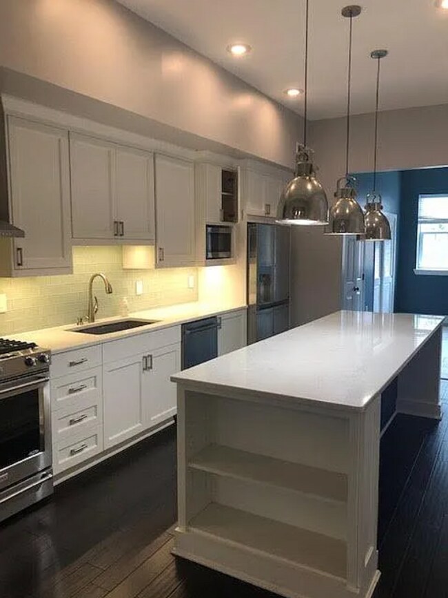Building Photo - Charming Rowhouse Retreat in the Heart of DC!