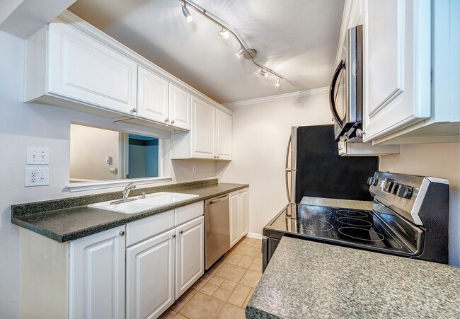 Building Photo - Woodland Hills Two Bed 2 Bath Condo
