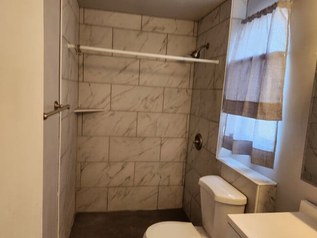 Building Photo - 1 BR 1 BATH FULL REMODEL UPPER UNIT FREE RENT OAC