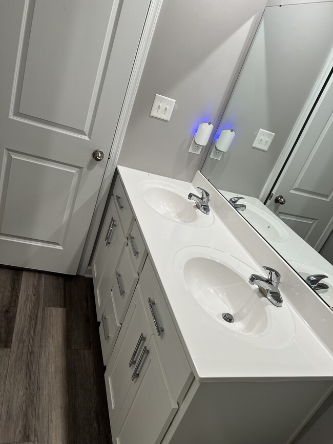 Building Photo - 208 Normandy Cres