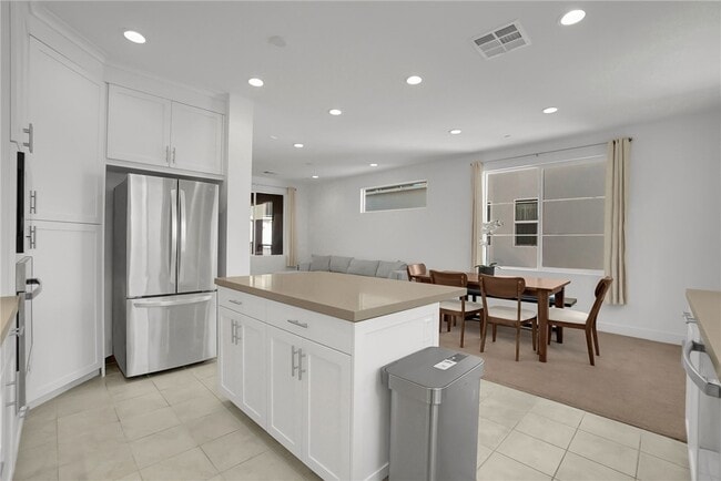 Building Photo - 140 Allusion