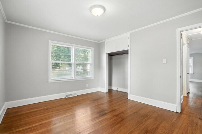 Building Photo - Charming Brick Ranch in Popular Oakhurst