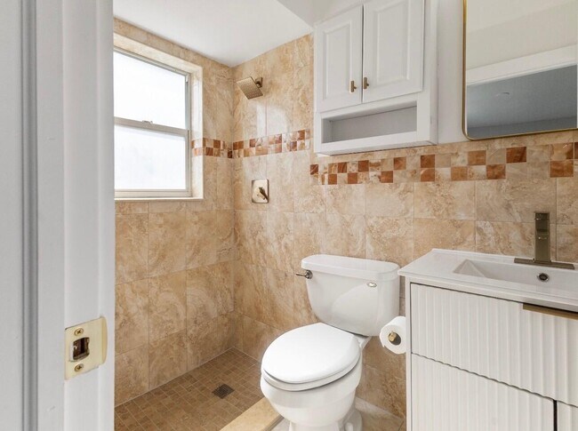 Building Photo - 1322 Riverside Cir