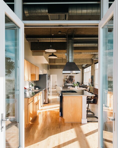 Building Photo - 2000 Little Raven St