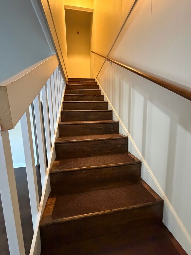 Building Photo - Beautifully Renovated Duplex in Prime Auburn Location