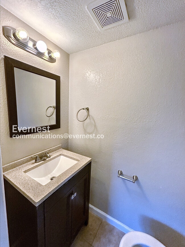 Building Photo - 1418 Luna Dr