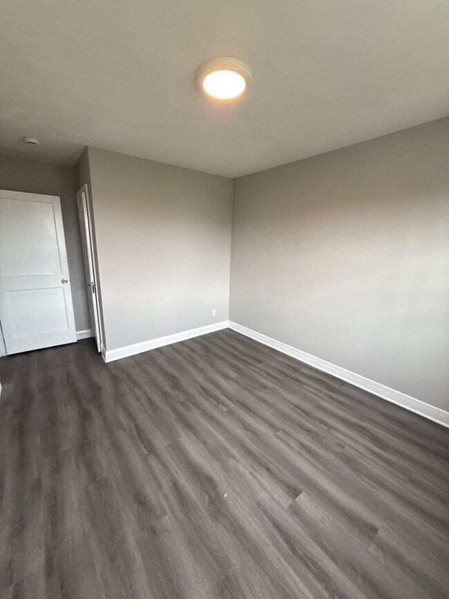 Building Photo - 3527 Parklawn Ave