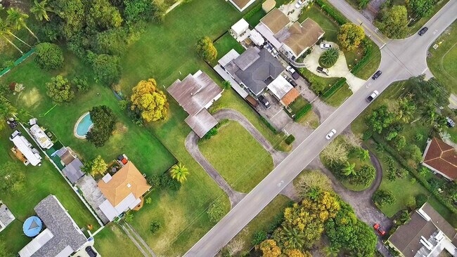 Building Photo - 13945 N Miami Ave