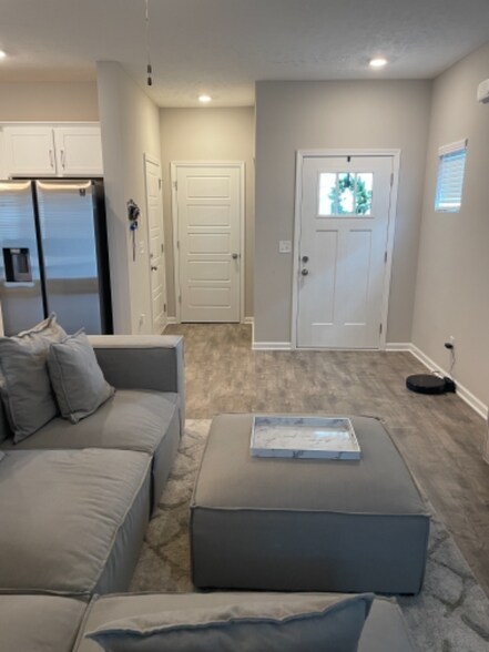 Building Photo - 4336 Doral Dr