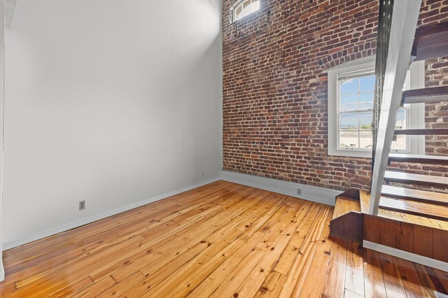 Building Photo - Available now. Awesome 1 BR/1.5 BA Apartme...