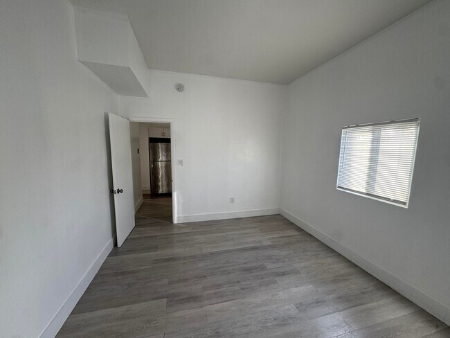 Building Photo - 518 49th St