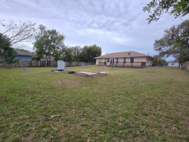 Building Photo - Remodeled 2 bed/ 2 bath/ 2 car garage ~ Annual Rental in Sarasota ~