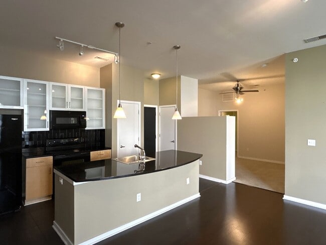 Building Photo - Live on the edge of Dilworth in Charlotte'...