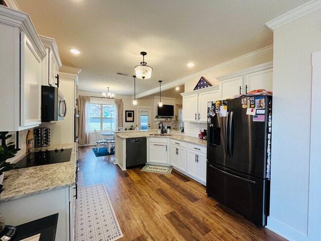Building Photo - Georgous Large Open Floor Plan Home with Easy Commute to Nashville