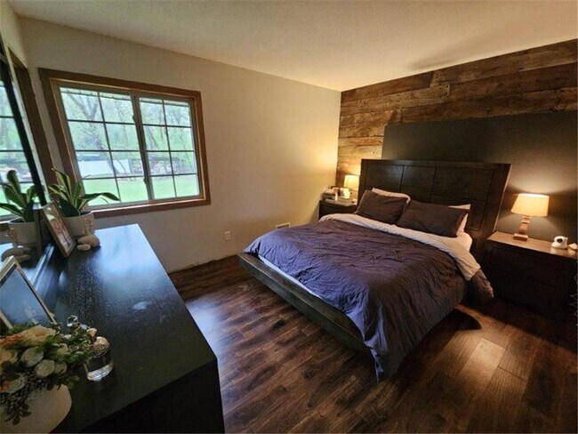 Building Photo - 10709 W River Rd