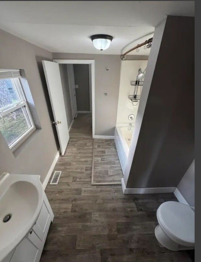 Building Photo - 3 bedroom/1.5 bathroom house