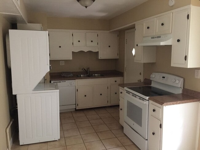 Building Photo - 2970 Chaucer Ln