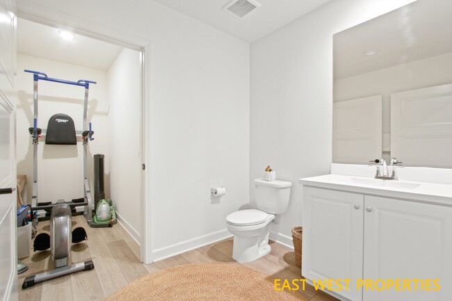 Building Photo - 140 Lantana Dr