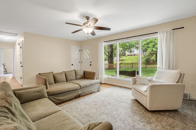 Building Photo - Royal Pines Gem with Private Fenced Yard