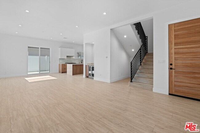 Building Photo - 15214 W Holyland Dr