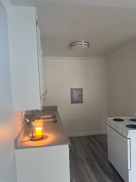 Building Photo - 8757 Owensmouth Ave