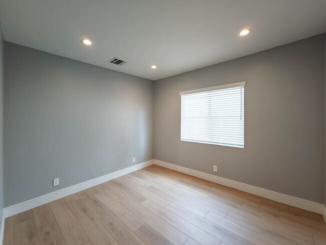 Building Photo - High-End Living Starts Here – Custom Finis...