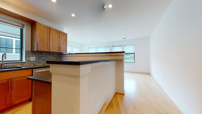 Building Photo - Friendship Heights Modern One Bedroom Off ...