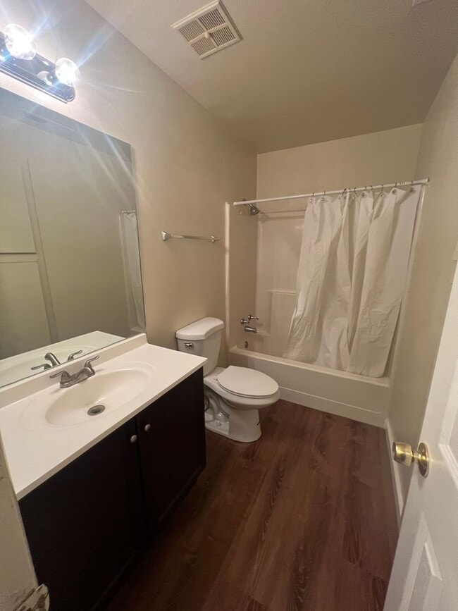 Building Photo - 2814 N Center St