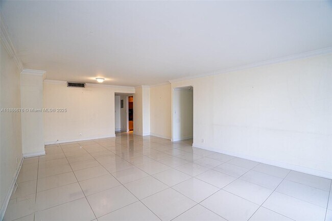 Building Photo - 2500 Parkview Dr