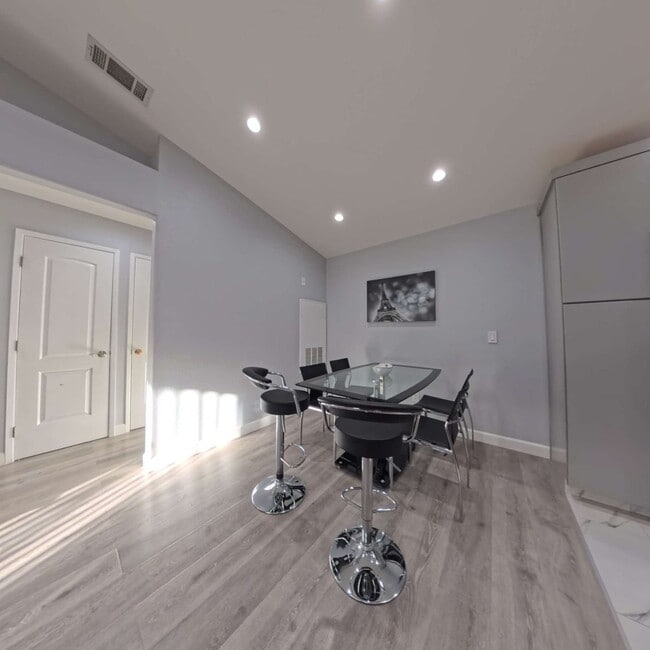 Building Photo - Highly Remodeled | 2nd Floor | Vaulted Ceilings