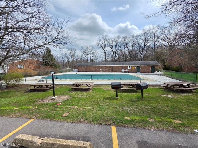 Building Photo - 6995 Carriage Hill Dr